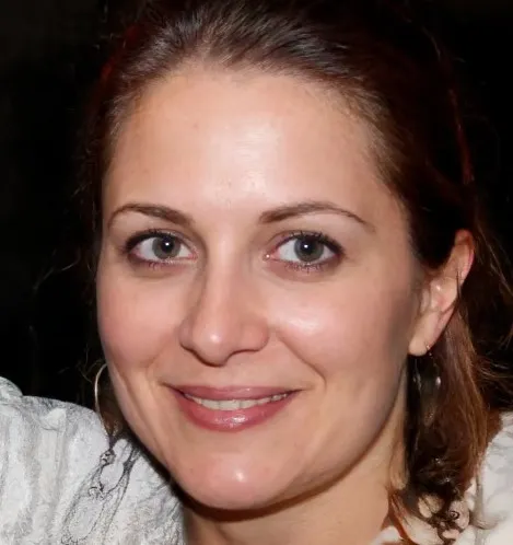 Smiling woman portrait for customer testimonial about SlimLeaf gut health and metabolism support