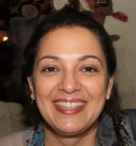 Smiling woman portrait for customer testimonial about InsuLeaf gut health and metabolism support